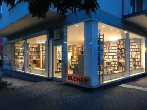 Ein einzigartiger Buchladen zieht um: Kunden helfen mit Herzblut