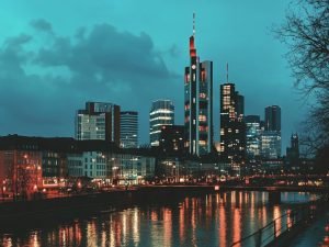 Umzugsboom auf der Europa-Allee in Frankfurt​